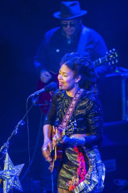 Utrecht, Hollanda - 1 Mayıs 2017: Amerikalı şarkıcı, söz yazarı ve multi-enstrümentalist Valerie June'un Utrecht'teki Tivoli Vredenburg konseri