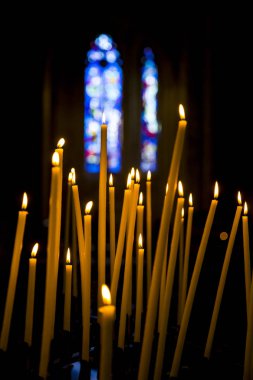 Kilisede mum yakmak.