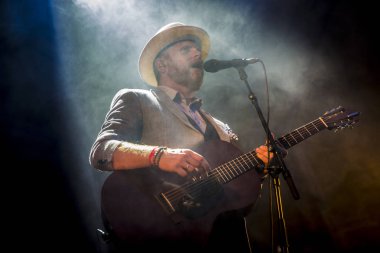 Traena, Norveç - 08 Temmuz 2016: Norveçli folk ve rock grubu Violet Road'un Traenafestival'de konseri, Norveç'in küçük Traena adasında müzik festivali düzenleniyor