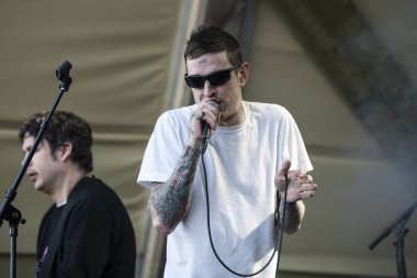 Traena, Norveç - 07 Temmuz 2016: Norveçli punk rock grubu Viagra Boys'un Traenafestival'deki konseri, traena adasında müzik festivali gerçekleşiyor