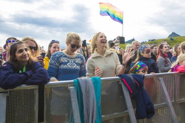 Traena, Norveç - 7 Temmuz 2017: Norveçli eşcinsel korosu Oslo Fagittkor'un Traenafestival'deki konseri, küçük Traena adasında müzik festivali