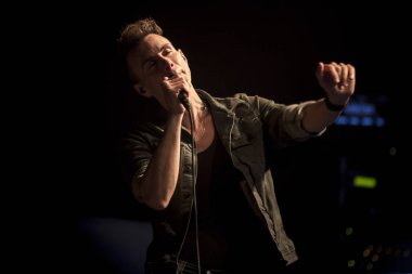 Amsterdam, Hollanda - 2 Kasım 2017: İsrailli şarkıcı Asaf Avidan'ın Amsterdam'daki Venue Melkweg konseri
