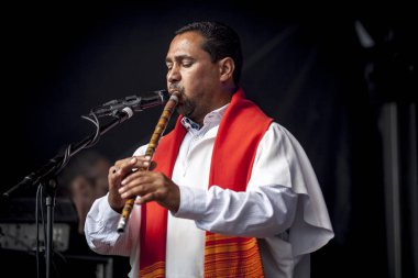 Amsterdam, Hollanda - 5 Temmuz 2015: Tunuslu grup Bargou 08'in Amsterdam Roots Open Air'deki konseri sırasında, Park Frankendael'de 05/07/2015 tarihinde kültürel festival düzenlendi