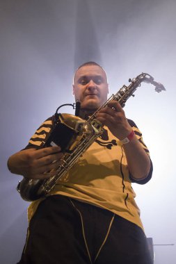 Amsterdam, Hollanda -16 Nisan 2017: Bosnalı rock müzik grubu Dubioza Kolektiv'in konseri Melkweg'de