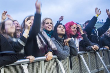 Traena, Norveç - 08 Temmuz 2016: Norveçli folk ve rock grubu Violet Road'un Traenafestival'deki konserinde seyirciler tezahürat yapıyor, Norveç'in küçük Traena adasında müzik festivali düzenleniyor