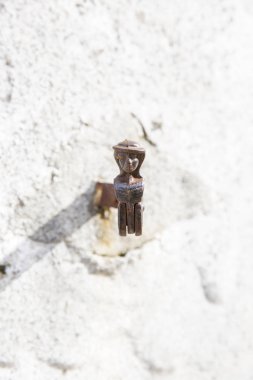 Beyaz duvar, klasik kepenkli salıncak, insan şeklinde.