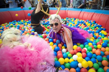 Amsterdam, Hollanda - 29 Temmuz 2017: Westerpark Milkshake Festivali'nde renkli bir top havuzunda eğlenen gençler