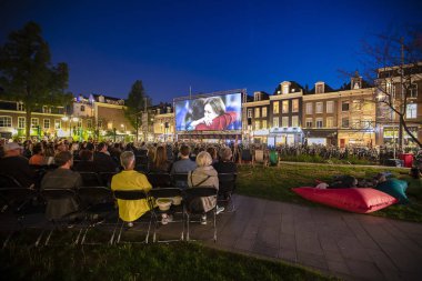Amsterdam, Hollanda - 22 Ağustos 2018: 16-25/08/2018 tarihleri arasında düzenlenen Dünya Sineması Amsterdam'da Marie Heinekenplein'de Brezilya filmi Benzinho'nun açık hava gösterimi
