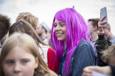 Traena, Norveç - 07 Temmuz 2016: Norveçli şarkıcı Astrid S'nin Traenafestivalen'deki konserinde tezahürat lar, küçük Traena adasında düzenlenen müzik festivali