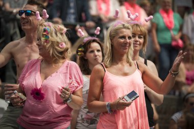 Amsterdam, Hollanda - 1 Ağustos 2015: Katılımcıların korunması insan hakları ve sivil eşitlik - Prinsengracht, Amsterdam Eşcinsel gurur geçit için yıllık olay