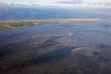 çamur ve kum banka su sarma ile düşük gelgit mudflat kıyı şeridi havadan görünümü, Frizya adası Ameland, Hollanda