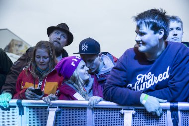 Traena, Norveç - 9 Temmuz 2016: Norveçli elektronik müzik ikilisi Ost & Kjex'in Traenafestival'deki konserinde seyirciler tezahürat yapıyor, traena adasında müzik festivali gerçekleşiyor