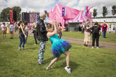 Amsterdam, Hollanda - 29 Temmuz 2017: Westerpark Milkshake Festivali'nde dans eden mavi turkuaz tutu ile giyinmiş kadın