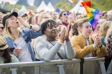 Traena, Norveç - 7 Temmuz 2017: Norveçli eşcinsel korosu Oslo Fagittkor'un Traenafestival'deki konseri sırasında duygu dolu tezahüratlar, küçük Traena adasında düzenlenen müzik festivali