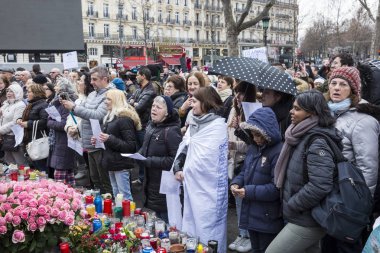 Paris, Fransa 10 Ocak 2016: Bombalama ve silahlı saldırı kurbanlarıanısına tören, Charlie Hebdo terör saldırısı anısına 