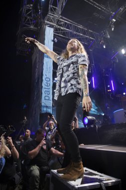 Nyon, İsviçre - 19 Temmuz 2017: Fransız pop şarkıcısı Julien Dore'un Paleo Festivali'ndeki konseri