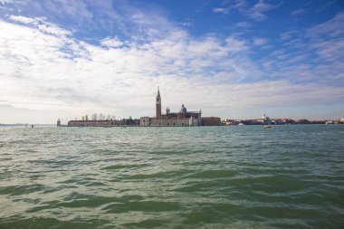 Venice, İtalya 'da Chursh di San Giorgio Maggiore ve Campanile ile göl manzarası