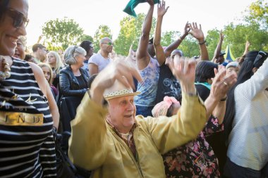 Amsterdam, Hollanda - 3 Temmuz 2016: Kübalı grup Elito Reve y su Charangon'ın Amsterdam Roots Open Air'deki konseri sırasında tezahürat eden yaşlı adam, Oosterpark'ta düzenlenen ücretsiz halk kültür festivali