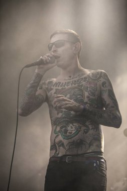 Traena, Norveç - 07 Temmuz 2016: Norveçli punk rock grubu Viagra Boys'un Traenafestival'deki konseri, traena adasında müzik festivali gerçekleşiyor