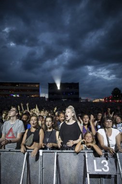 Nyon, İsviçre - 20 Temmuz 2017: İngiliz funk ve asit caz grubu Jamiroquai'nin Paleo Festivali'ndeki konserine katılan seyirciler