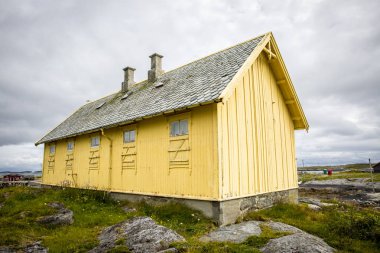 tipik İskandinav Norveç ahşap balıkçı evi, Traena adası, Norveç