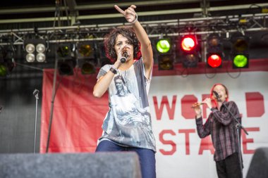 Amsterdam, Hollanda - 3 Temmuz 2016: Amsterdam Roots Open Air'de alternatif Electro-Hip Hop Faslı grup N3rdistan konseri, Oosterpark'ta ücretsiz halk kültür festivali düzenlendi