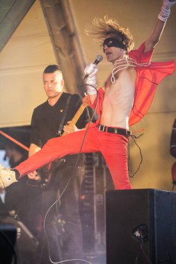 Traena, Norveç - 08 Temmuz 2016: İsveçli rock grubu Bob Hund'un Traenafestival'deki konseri, küçük Traena adasında müzik festivali