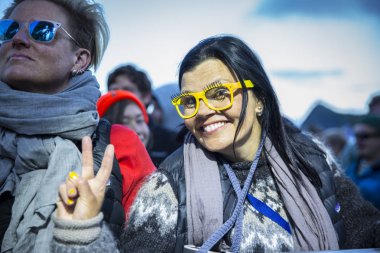 Traena, Norveç - 07 Temmuz 2016: Norveçli punk rock grubu Viagra Boys'un Traenafestival'deki konserinde seyirciler arasında komik güneş gözlüklü kadın, traena adasında müzik festivali gerçekleşiyor