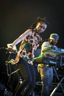 Nyon, İsviçre - 20 Temmuz 2017: Reggae konseri ve dub jamaikalı şarkıcı Jah9 ve Paleo Festivali'nde Dub Treatment