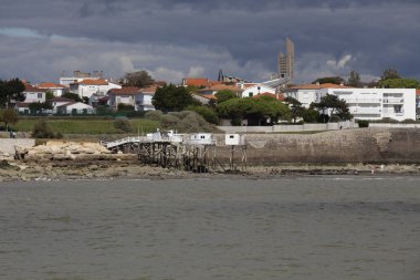 Sahil şeridi manzarası Gri turlu gökyüzü ile Royan tatil beldesi, Fransa