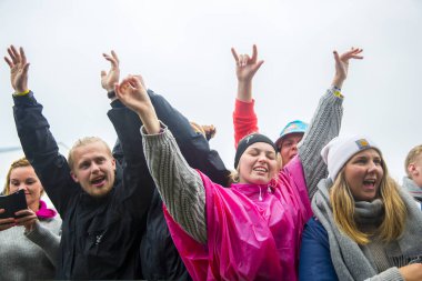 Traena, Norveç - 9 Temmuz 2016: Norveçli müzisyen ve söz yazarı Bendik'in Traenafestival'deki konserinde seyirciler tezahürat yapıyor, traena adasında müzik festivali gerçekleşiyor