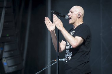 Nyon, İsviçre - 19 Temmuz 2017: Avustralyalı rock grubu Midnight Oil'in Paleo Festivali'nde konseri