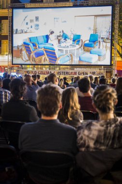 Amsterdam, Hollanda - 20 Ağustos 2015: 14-23/08/2015 tarihleri arasında düzenlenen Dünya Sineması Amsterdam festivali sırasında Marie Heinekein Plein'de Kolombiyalı todos se van'ın açık hava gösterimi