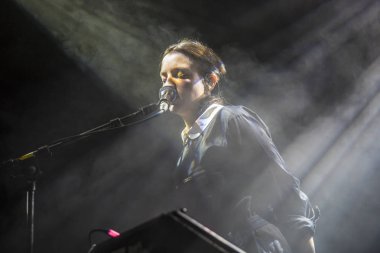 Amsterdam, Hollanda - 06 Aralık 2016: Fransız şarkıcı-söz yazarı Jain'in Bitterzoet Paradiso Amsterdam konseri