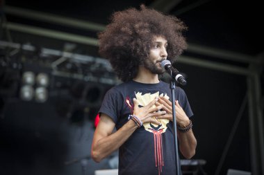 Amsterdam, Hollanda - 3 Temmuz 2016: Amsterdam Roots Open Air'de alternatif Electro-Hip Hop Faslı grup N3rdistan konseri, Oosterpark'ta ücretsiz halk kültür festivali düzenlendi