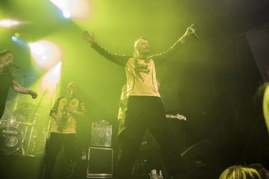 Amsterdam, Hollanda -16 Nisan 2017: Bosnalı rock müzik grubu Dubioza Kolektiv'in konseri Melkweg'de