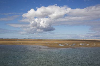 Deniz kıyısı manzarası, su, kumsal ve beyaz bulut, Royan, Fransa yakınlarında garonne halis