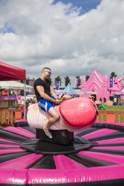 Amsterdam, Hollanda - 29 Temmuz 2017: Westerpark Milkshake Festivali'nde rodeo gibi penise binen adam