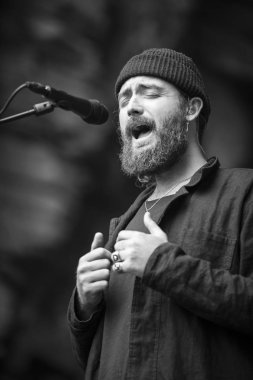 Traena, Norveç - 09 Temmuz 2016: Avustralyalı şarkıcı-söz yazarı ve müzisyen Ry X'in Traena müzik festivalinde Sana Adası'ndaki Kirkehelleren Katedralmağarası'nda konseri