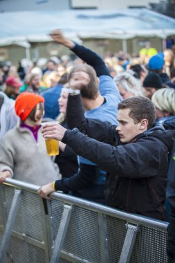 Traena, Norveç - 07 Temmuz 2016: Norveçli punk rock grubu Viagra Boys'un Traenafestival'deki konserinde seyirciler tezahürat yapıyor, traena adasında müzik festivali gerçekleşiyor