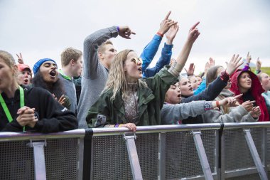 Traena, Norveç - 7 Temmuz 2017: Norveçli pop şarkıcısı Aurora'nın Traenafestival'deki konseri sırasında seyirciler yağmur altında tezahürat ve dans ediyor, traena adasında müzik festivali gerçekleşiyor