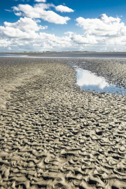 Kum, Waddenzee - Wadden Denizi, Friesland, Hollanda mavi gökyüzü beyaz bulutlar ve desen ile Deniz manzara