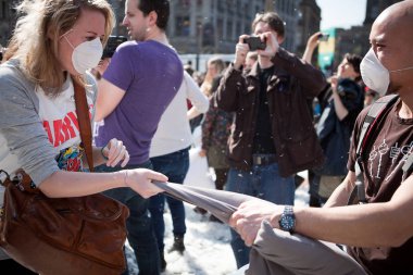 Amsterdam, Hollanda, Noord Holland - 5 Nisan 2014 Cumartesi - Baraj Meydanı'nda Yastık Savaşı