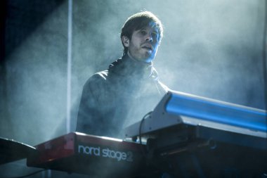 Traena, Norveç - 10 Temmuz 2015: Norveçli sanatçı Emilie Nicolas'ın Traenafestival'deki konseri, küçük Traena adasında müzik festivali