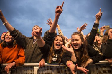Traena, Norveç - 08 Temmuz 2016: Norveçli folk ve rock grubu Violet Road'un Traenafestival'deki konserinde seyirciler tezahürat yapıyor, Norveç'in küçük Traena adasında müzik festivali düzenleniyor