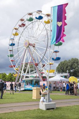 Amsterdam, Hollanda - 30 Temmuz 2017: Westerpark'taki Milkshake Festivali'nde dönme dolap önünde sarılarak 2 kişi
