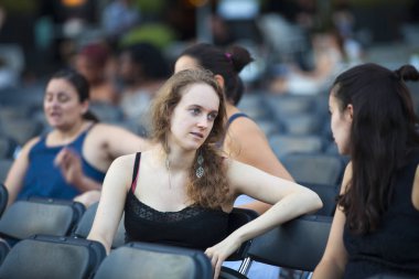 Amsterdam, Hollanda - 24 Ağustos 2016: 18-27/08/2016 tarihleri arasında düzenlenen Dünya Sineması Amsterdam'da, Marie Heinekenplein'de Arjantin filmi Road to la Paz'ın açık hava gösteriminde izleyiciler