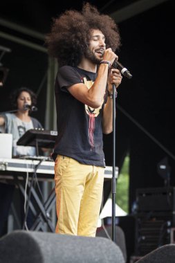 Amsterdam, Hollanda - 3 Temmuz 2016: Amsterdam Roots Open Air'de alternatif Electro-Hip Hop Faslı grup N3rdistan konseri, Oosterpark'ta ücretsiz halk kültür festivali düzenlendi
