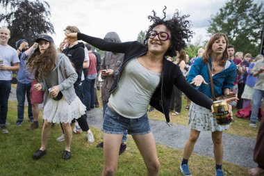Amsterdam, Hollanda - 5 Temmuz 2015: Amsterdam Roots Open Air'de Tunuslu grup Bargou 08'in konseri sırasında seyirci dansı, Park Frankendael'de 05/07/2015 tarihinde kültürel festival düzenlendi