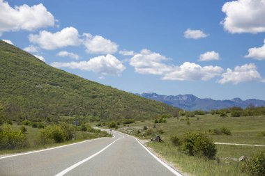 güney Hırvatistan'da güneşli ilkbahar veya yaz kırsal geçiyor yol